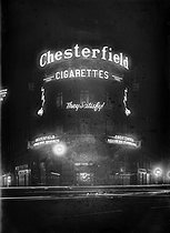 Roger-Viollet | 957599 | Réclame pour les cigarettes Chesterfield, avenue de l'Opéra. Paris (IXème arr.), vers 1927. | © Maurice-Louis Branger / Roger-Viollet
