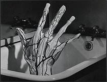 Roger-Viollet | 957681 | Advertising study : hand in a bathtub | © Pierre Jahan / Roger-Viollet