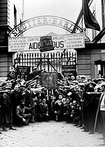 Roger-Viollet | 958564 | Occupation des usines Sautter-Harle réquisitionnées par le gouvernement, par les ouvriers ayant pendu leur patron en effigie, pendant le Front populaire, en juin 1936. | © Roger-Viollet / Roger-Viollet