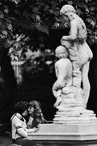Roger-Viollet | 959662 | Young couple. Paris, jardin du Luxembourg, on May 23, 1976. | © Jean-Pierre Couderc / Roger-Viollet
