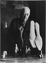 Roger-Viollet | 963730 | Brassaï (1899-1984), photographe, sculpteur et écrivain français d'origine hongroise, avec quelques unes de ces oeuvres. Paris, 1968. Photographie de Léon Claude Vénézia (1941-2013). | © Léon Claude Vénézia / Roger-Viollet