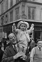 Roger-Viollet | 967516 | Front Populaire. Enfant levant les poings. Paris, 14 juillet 1936. | © Collection Roger-Viollet / Roger-Viollet