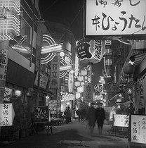 Roger-Viollet | 967827 | Osaka (Japan). A street in the entertainment district, near the central train station. by night. March 1962. | © Roger-Viollet / Roger-Viollet