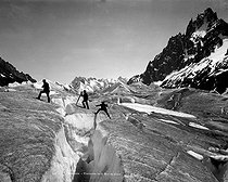 Roger-Viollet | 968372 | Chamonix (Haute-Savoie). Crossing the glacier, about 1890-1900. | © Neurdein / Roger-Viollet