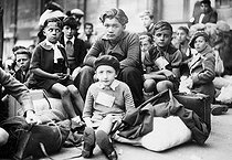 Roger-Viollet | 972116 | World War II. Children evacuated during the exodus of May-June 1940 in France. | © Collection Roger-Viollet / Roger-Viollet