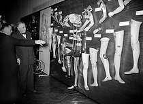 Roger-Viollet | 976273 | Exhibition of medical equipment: prosthesis. June 15, 1954. | © Roger-Viollet / Roger-Viollet