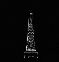 Roger-Viollet | 981412 | Paris. Illumination of the Eiffel Tower for the festive season. 1978. | © Roger-Viollet / Roger-Viollet