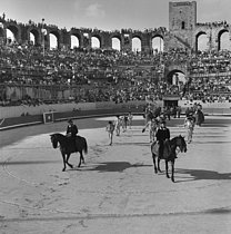 Roger-Viollet | 983066 | Arles (Bouches-du-Rhône). Bullfight in the amphitheatre. The procession. About 1960. | © Oswald Perrelle / Roger-Viollet