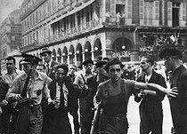 Roger-Viollet | 985588 | World War II. Liberation of Paris. Arrest of a collaborator at the Liberation. | © Roger-Viollet / Roger-Viollet