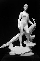 Roger-Viollet | 986187 | Sculpture. Femme au paon (trois pellicules identiques). | © Léopold Mercier / Roger-Viollet