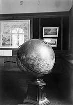 Roger-Viollet | 986209 | Globe terrestre époque Louis XIV. Paris, vers 1920. | © Albert Harlingue / Roger-Viollet