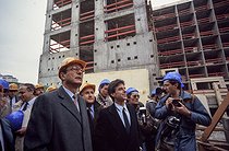Roger-Viollet | 987094 | Jacques Chirac (1932-2019), maire de Paris et Ricardo Bofill (né en 1939), architecte catalan, visitant le chantier de construction du Jardin des Colonnes. Paris (XIVème arr.), 1984. | © Jean-Pierre Couderc / Roger-Viollet