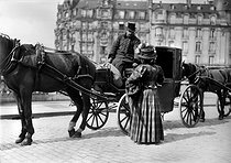 Roger-Viollet | 988040 | Woman about to get into a carriage. Paris, 1908. | © Jacques Boyer / Roger-Viollet