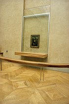 Roger-Viollet | 990516 | Louvre Museum. Denon wing. Room of the  Mona Lisa  by Leonardo da Vinci. Paris, June 2008. | © Jean-Pierre Couderc / Roger-Viollet