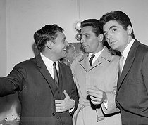 Roger-Viollet | 992260 | Roger Pierre (1923-2010), Jean-Marc Thibault (1923-2017), French actors, and Gilbert Bécaud (1927-2001), French singer-songwriter. | © Claude Poirier / Roger-Viollet