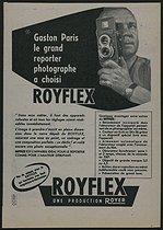 Roger-Viollet | 1001547 | Publicité Royflex posée par Gaston Paris (1903-1964), photographe français. Vers 1955. | © Gaston Paris / Roger-Viollet