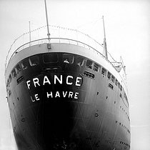 Roger-Viollet | 1002592 | Stern of the  SS France  liner, March 1972. Photograph by Hélène Roger-Viollet (1901-1985) and Jean Fischer (1904-1985). | © Hélène Roger-Viollet & Jean Fischer / Roger-Viollet