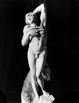 Roger-Viollet | 1004120 | Michelangelo (1475-1564).  Calmed down slave . Marble, 1513-1514. Paris, Louvre museum. | © Léopold Mercier / Roger-Viollet