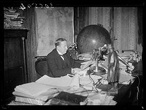 Roger-Viollet | 1010473 | World War II. Georges Mandel (1885-1944), Minister of Colonies, making a radio speech about the effort of Colonial troops to rescue France. Paris, on November 8, 1940. Photograph from the collections of the newspaper  Excelsior . | © Excelsior - L'Equipe / Roger-Viollet