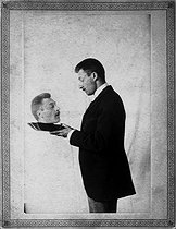 Roger-Viollet | 1011629 | Trucage, Henri Roger portant sa tête sur un plat. Mai 1892. Photographie d'Henri Roger (1869-1946). | © Henri Roger / Roger-Viollet