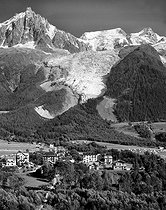 Roger-Viollet | 1014658 | Chamonix (Haute-Savoie).The valley : the Bossons, the needle of the South, the glacier of Bossons, the white Mount of Tacul and the Maudit mount. | © CAP / Roger-Viollet