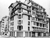 Roger-Viollet | 1016062 | First housing project built by Henri Sauvage (1873-1932), French architect. Paris, rue des Amiraux, 1925-1927. | © Roger-Viollet / Roger-Viollet