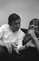 Roger-Viollet | 1018850 | Serge Gainsbourg (1928-1991), French singer-songwriter, and Jane Birkin (born in 1946), English actress and singer. Paris, 1969. Photograph by Georges Kelaïditès (1932-2015). | © Georges Kelaïditès / Roger-Viollet