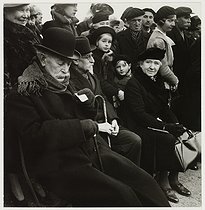 Roger-Viollet | 1019100 | Sleeping at the concert of the Wehrmacht, audience in the Tuileries garden, Paris (Ist arrondissement). 1940. Photograph by Roger Schall (1904-1995). Paris, musée Carnavalet. | © Roger Schall / Musée Carnavalet / Roger-Viollet