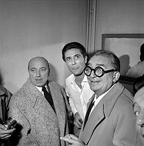 Roger-Viollet | 1028139 | Marcel Carné, Gilbert Bécaud and Marcel Achard. Gilbert Bécaud's show. Paris, Bobino, 1955. | © Studio Lipnitzki / Roger-Viollet
