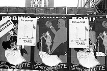 Roger-Viollet | 1031265 | Affiches contre l'Union de la gauche et la candidature de François Mitterrand manipulé par Georges Marchais, à la présidence de la République. 1974. | © Roger-Viollet / Roger-Viollet