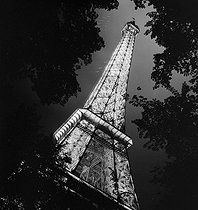 Roger-Viollet | 1033741 | 1937 World Fair in Paris : the illuminated Eiffel Tower. | © Gaston Paris / Roger-Viollet