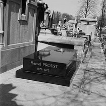 Roger-Viollet | 1035505 | The Marcel Proust's tomb. Paris, cemetery of Père-Lachaise. | © Roger-Viollet / Roger-Viollet