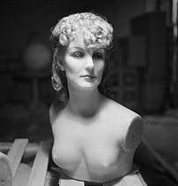 Roger-Viollet | 1036158 | Sculpted bust of Greta Garbo (1905-1990), Swedish actress, about to be sent in the United States. Paris (IXth arrondissement), Grévin Wax Museum, circa 1950. | © Gaston Paris / Roger-Viollet