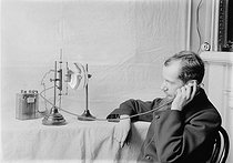 Roger-Viollet | 1039176 | Early years of radiotelephony. Receiver of a wireless radiotelephony device working with acetylene, invented by Louis Ancel, in 1910. | © Jacques Boyer / Roger-Viollet
