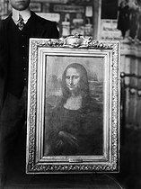 Roger-Viollet | 1043965 | Leonardo da Vinci (1452-1519). Mona Lisa. Oil on panel, 1503-1519. Paris, Louvre museum, August 1911. | © Maurice-Louis Branger / Roger-Viollet
