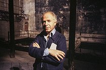 Roger-Viollet | 1047268 | Peter Brook (born in 1925), British director, rehearsing the play Measure for Measure by William Shakespeare. Paris (Xth arondissement), Théâtre des Bouffes du Nord, 1978. | © Jean-Pierre Couderc / Roger-Viollet