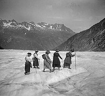 Roger-Viollet | 1048782 | Crossing the glacier near Chamonix (Haute-Savoie), August 1919. Photo by Ernest Roger. | © Ernest Roger / Roger-Viollet