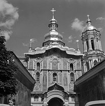Roger-Viollet | 1050280 | Gate Church of the Trinity (18th century), main entrance of the Kyiv Pechersk Lavra in Kyiv (USSR, Ukraine), August 1964. | © Anne Salaün / Roger-Viollet