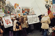 Roger-Viollet | 1051067 | Demonstration organized by the MLF (movement for the women's freedom). First march of women for the abolition of laws regarding abortion and for the liberty of birth control. Paris, on November 20, 1971. | © Catherine Deudon / Roger-Viollet