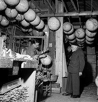 Roger-Viollet | 1053181 | Monsieur Girard, fabricant de globes terrestres. Paris, 8 décembre 1954. | © Roger Berson / Roger-Viollet