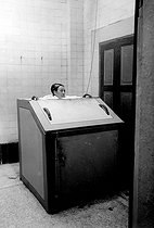 Roger-Viollet | 1054845 | Berthollet steamroom shower . Water cure establishment in Aix-les-Bains (Savoy), about 1915. | © Neurdein / Roger-Viollet