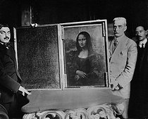Roger-Viollet | 1056274 | Theft of the Mona Lisa. The painting found in Florence and about to be brought back to Paris, 1913. | © Roger-Viollet / Roger-Viollet