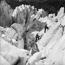 Roger-Viollet | 1057627 | Climbers at a dangerous passage to the Bossons upper glacier (1700 m). Chamonix (France), circa 1865. | © Roger-Viollet / Roger-Viollet