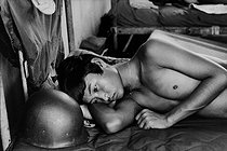 Roger-Viollet | 1057919 | Young soldier resting between two battles with the Khmer Rouge. Cambodia, 1974. | © Succession Demulder / Françoise Demulder / Roger-Viollet