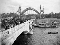 Roger-Viollet | 1059462 | 1889 World Fair in Paris. The pont de l'Alma. | © Léon & Lévy / Roger-Viollet
