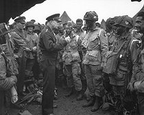 Roger-Viollet | 1061143 | World War II. Dwight David Eisenhower (1890-1969), General in the United States Army, talking to soldiers before they board their airplanes to take part in the first attack of the Normandy landings. England, on June 6, 1944. | © US National Archives / Roger-Viollet