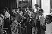 Roger-Viollet | 1061792 | Ecole primaire. Alger (Algérie), 1958. Photographie de Jean Marquis (1926-2019). | © Jean Marquis / Roger-Viollet