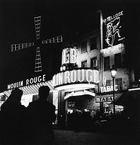 Roger-Viollet | 1065619 | The Moulin Rouge in Pigalle by night. Paris (XVIIIth arrondissement), 1956. Photograph by Janine Niepce (1921-2007). | © Janine Niepce / Roger-Viollet