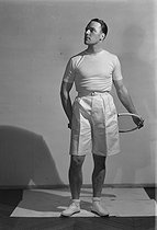 Roger-Viollet | 1067613 | [Etudes publicitaires pour Tunmer. Prêt-à-porter pour le tennis] | © André Vigneau / BHVP / Roger-Viollet