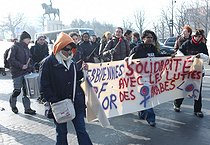 Roger-Viollet | 1068295 | Marche pour l'égalité, la liberté et la dignité devant les ambassades d'Iran, de Tunisie et d'Algérie. Paris, 5 mars 2011. | © Catherine Deudon / Roger-Viollet